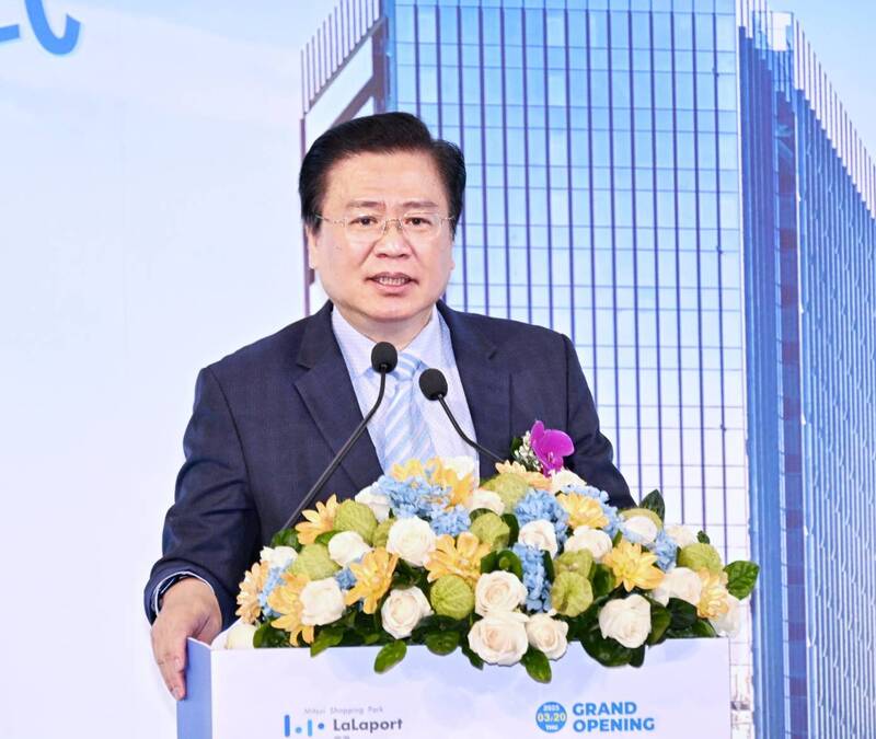 南港Lalaport今日開幕，台壽董事長許舒博指出，周邊房價大幅上漲，附近住戶的財產也增值不少。（記者方賓照攝）