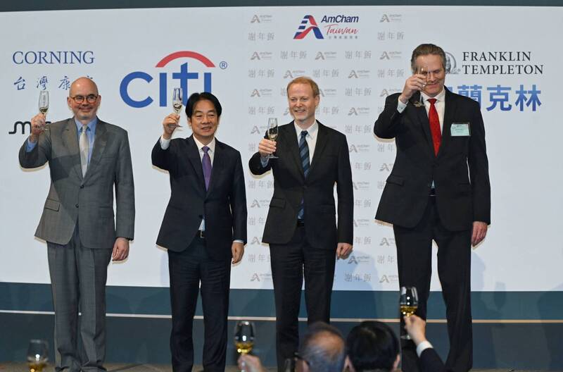 總統賴清德（左二）今晚出席台灣美國商會2025年謝年飯晚宴。（記者張嘉明攝）