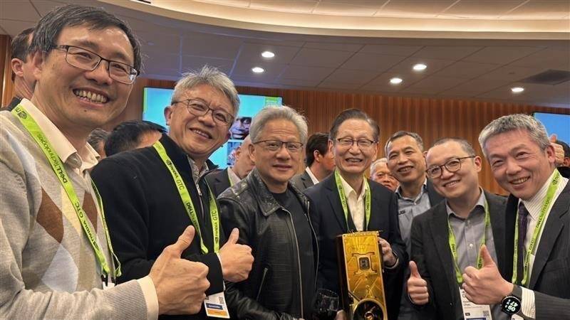 黃仁勳（左3）在輝達GTC大會期間與台灣供應鏈夥伴餐敘，華碩董事長施崇棠（左4）等台灣科技公司高層出席。（華碩提供，中央社）