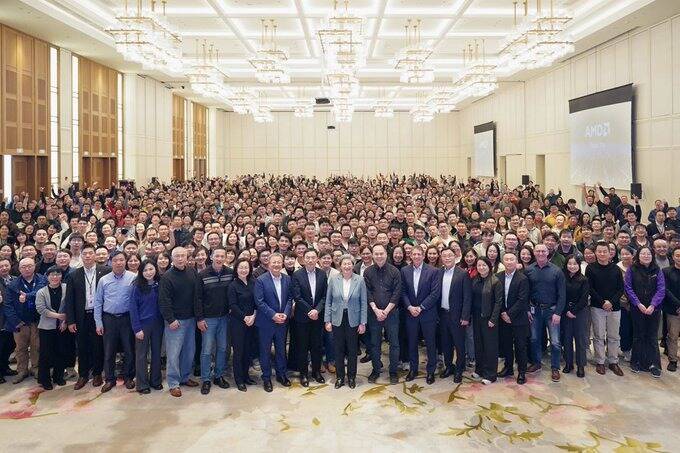 AMD在北京舉辦「Advancing AI」峰會，蘇姿丰與夥伴合影。（圖取自蘇姿丰X帳號）