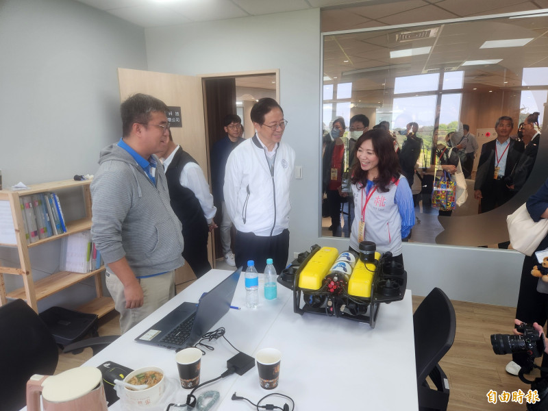 桃園市長張善政（中）參觀「A8桃園智慧產業加速器」新創基地進駐團隊的研發成果。（記者周敏鴻攝）