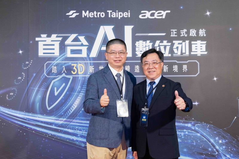 宏碁與台北捷運公司共同宣布全台首輛AI數位列車正式啟航,左為宏碁台灣區營運長張世欣,右為台北捷運副總經理陳建財。(宏碁提供)