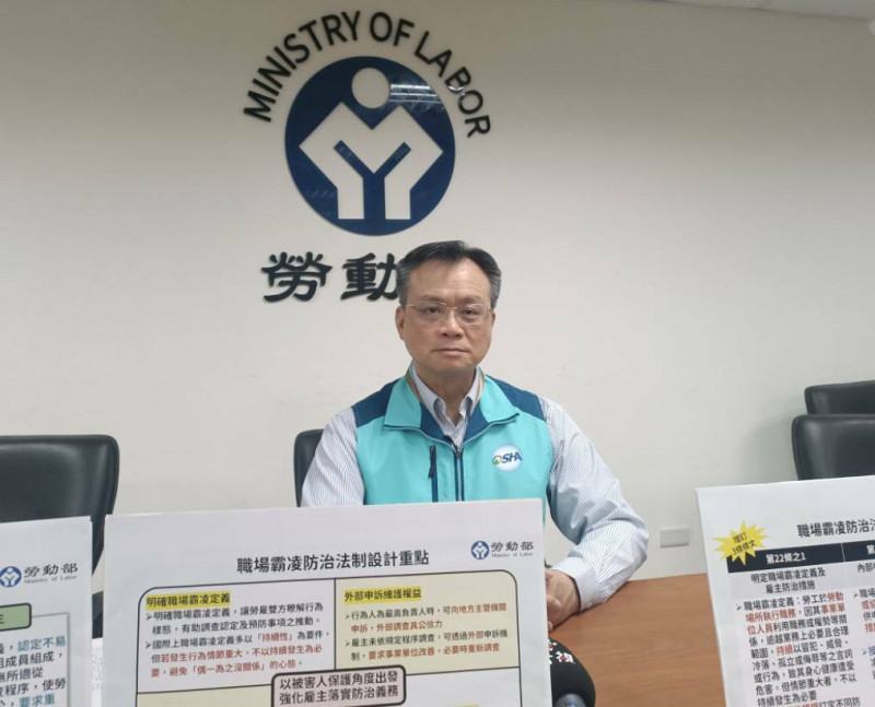 勞動部職業安全衛生署署長鄒子廉，今日說明職安法增訂職場霸凌專章的修法重點。（記者李靚慧攝）