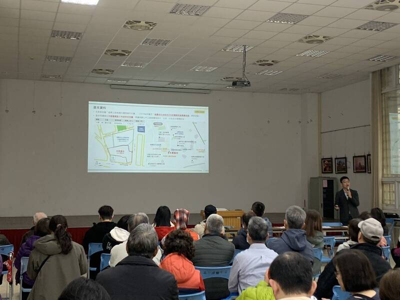 桃園區正光花園新城轉軌公辦都更，桃市府住宅處舉辦說明會，目前已蒐集近6成所有權人同意書。（住宅處提供）