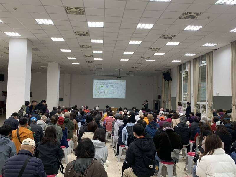 桃園區正光花園新城轉軌公辦都更，桃市府住宅處舉辦說明會，目前已蒐集近6成所有權人同意書。（住宅處提供）