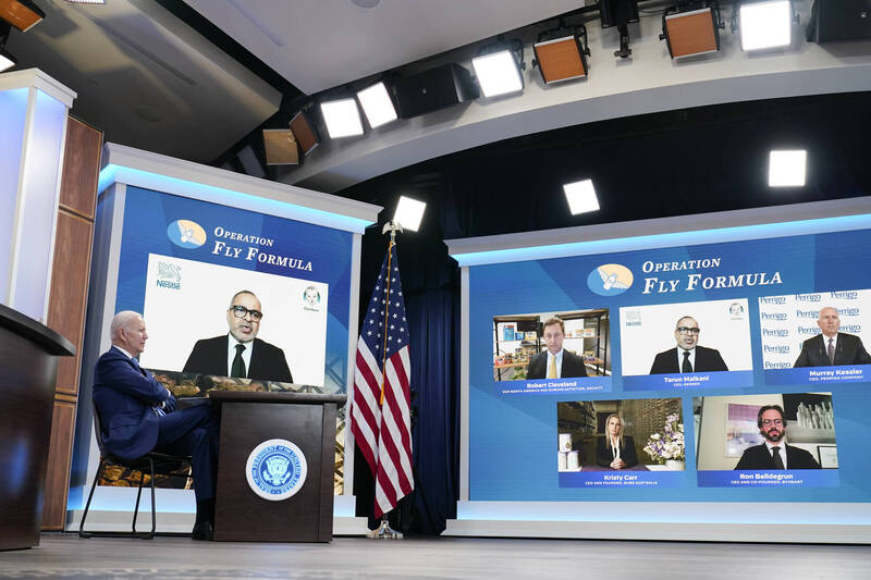 2022年，時任美國總統的拜登為應對配方奶粉短缺問題，利用《國防生產法》加快國內生產，和配方奶粉製造商進行線上會議。（美聯社）