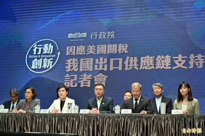 美國對台祭出32％的高關稅，行政院長卓榮泰今（4）日舉行「因應美國關稅我國出口供應鏈支持方案」記者會，宣布9大面向、20項措施，其中工業700億元、農業180億元，總經費880億元的支持方案。（記者田裕華攝）