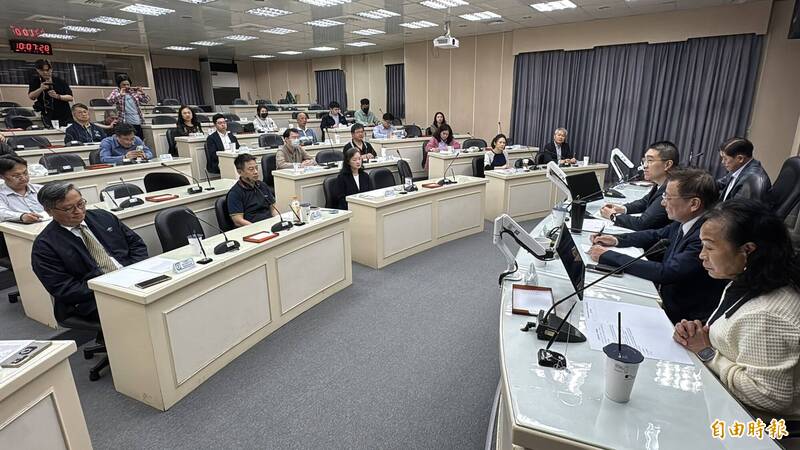 因應美國加徵關稅，基隆市政府今天與產業界座談。（記者盧賢秀攝）