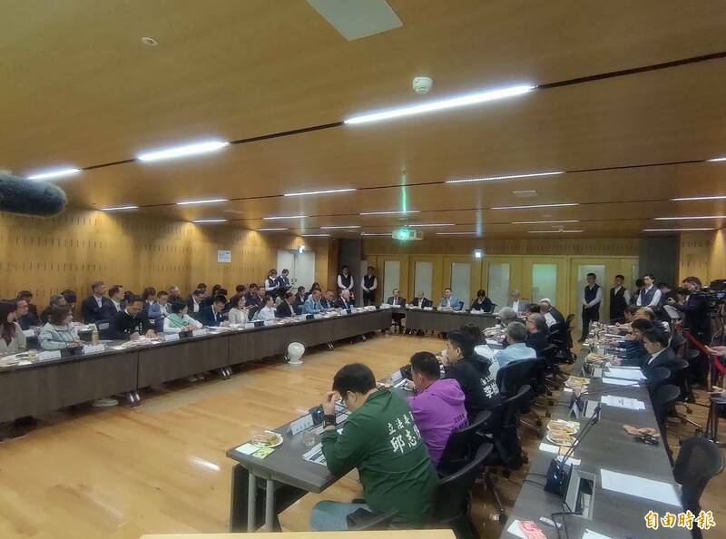 行政院長卓榮泰今率相關部會，到高雄聽取南部產業界對關稅衝擊的想法與建議。（記者王榮祥攝）