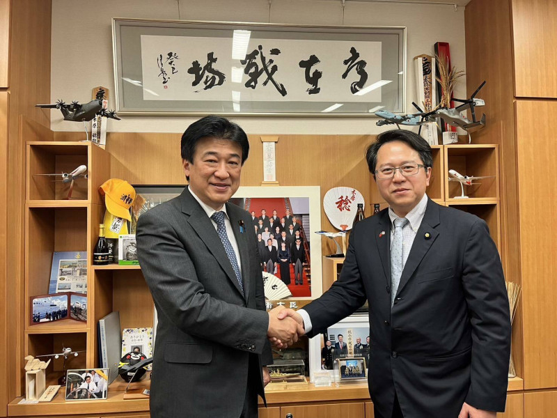 民進黨立委邱志偉日前拜會日本眾議員木原稔，盼高雄與熊本要在半導體、觀光上加強合作。（圖由邱志偉辦公室提供）