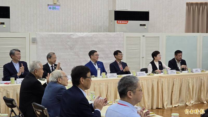 行政院長卓榮泰今（19）日赴新北市土城產業園區服務中心舉行新北場次產業座談會。（記者黃子暘攝）