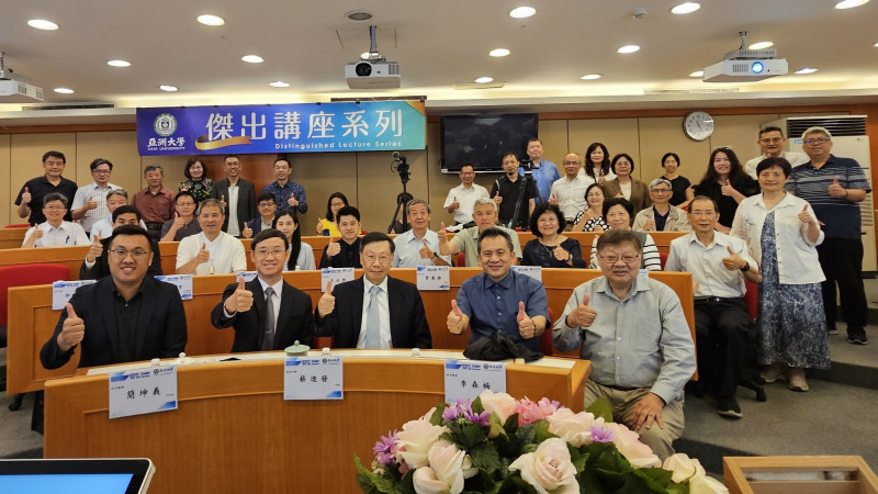 亞大校長蔡進發（前排左3）、矽品精密行政長簡坤義（前排左2）代表簽署產學合作備忘錄，共同培育AI人才。（亞大提供）