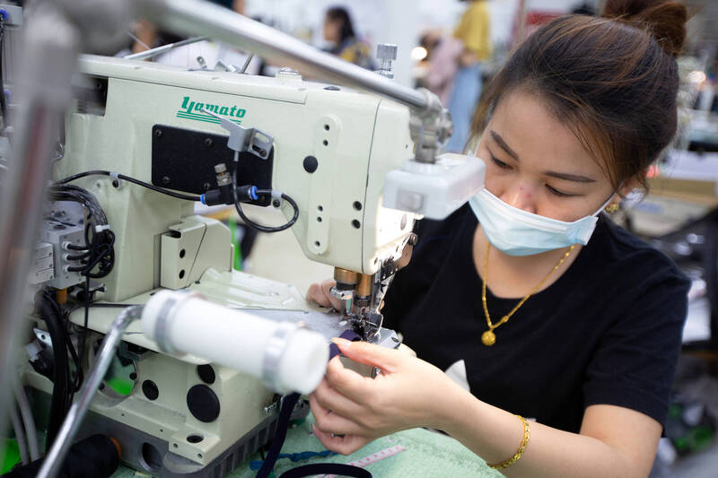 越南是NIKE全球供應鏈的核心，5成鞋子在此製造。（彭博）