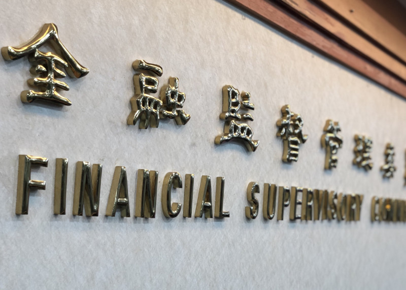 根據保險局統計，外幣保單占整體新契約保費貢獻比，是逐年減少（記者王孟倫攝）