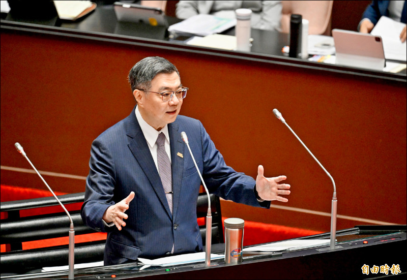 行政院長卓榮泰昨在立院受訪表示，產業界希望電價維持穩定，不要在關稅衝擊下，還要因應電價調漲造成的雙重衝擊，希望在野能聽到產業界的聲音。（記者羅沛德攝）