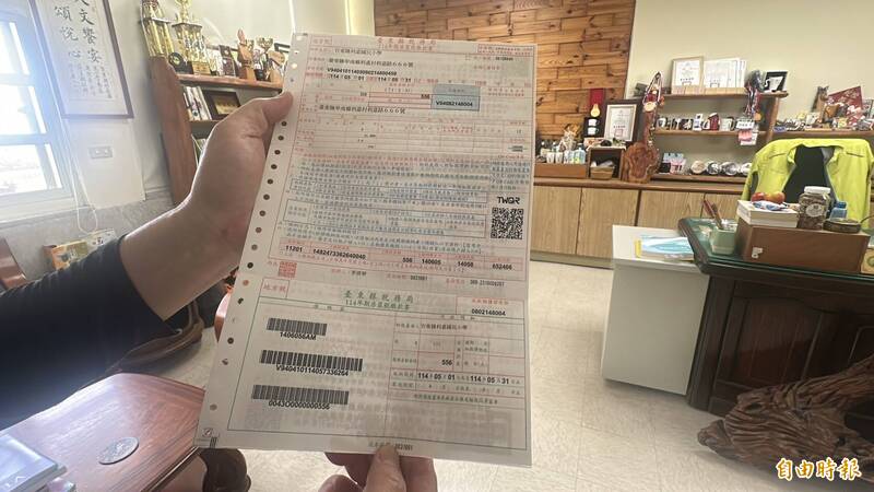 利嘉國小收到房屋稅單，竟然是司令台要繳房屋稅。（記者黃明堂攝）