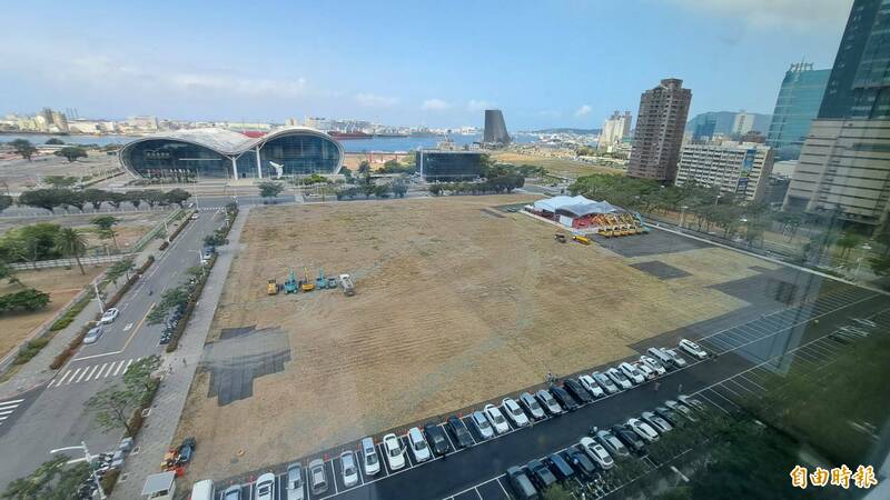 「特貿三北基地公辦都更案」今隆重舉行動土典禮，圖為都更案場址，遠處為高雄展覽館與高雄港灣。（記者李惠洲攝）