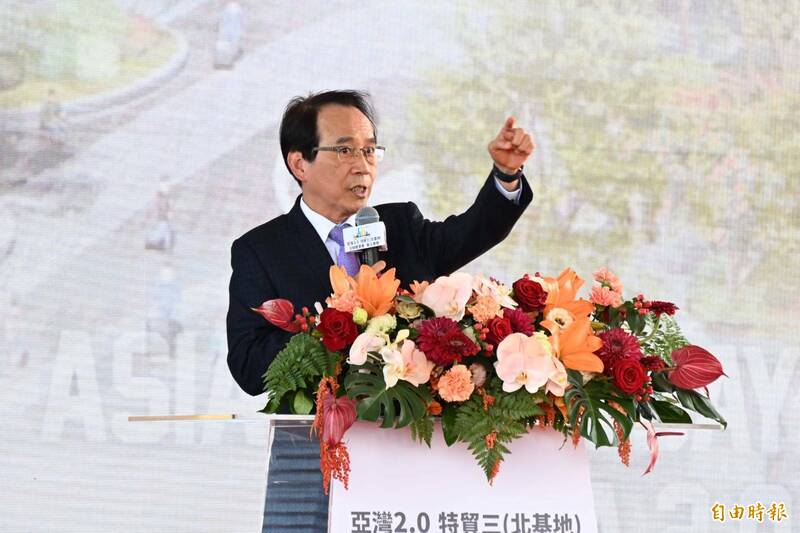 高市副市長林欽榮說明特貿三業者預計投資470億元、2031年底完工。（記者李惠洲攝）
