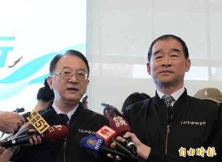 台電發言人蔡志孟（左）表示，今年包括大潭、興達等4部大型燃氣機組上線，總裝置容量達480萬瓩，新增機組遠大於核三2號機95萬瓩。（記者廖家寧攝）