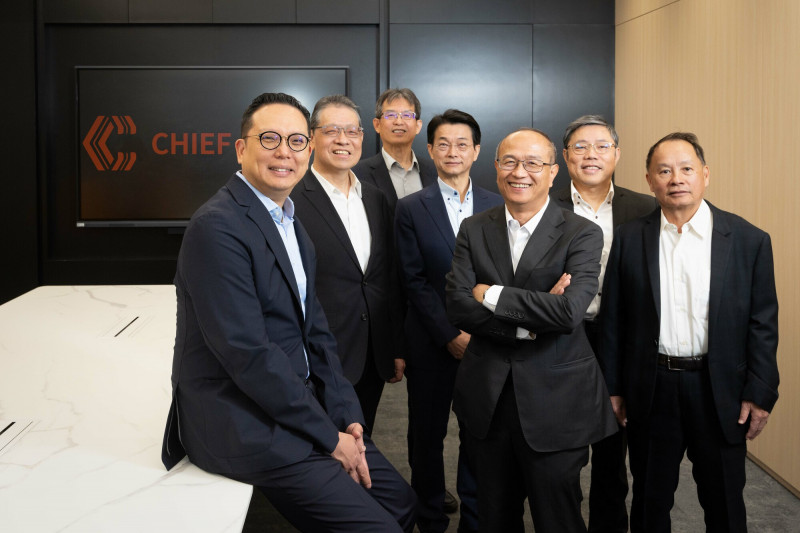 是方第一季EPS 3.57元，創歷史同期新高。左一為是方董事長邵泓嘉、右三為總經理劉耀元。（是方電訊提供）