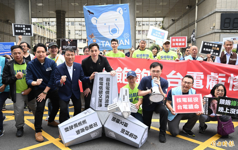氣候先鋒者聯盟發起人、台電員工楊家法（右四），與核能流言終結者創辦人黃士修等人，五一勞動節上午號召台電員工和民眾，一起包圍經濟部。（記者廖振輝攝）