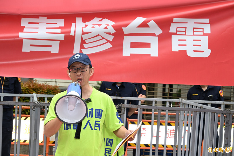 氣候先鋒者聯盟發起人、台電員工楊家法（見圖）抗議政府錯誤的電力政策。（記者廖振輝攝）