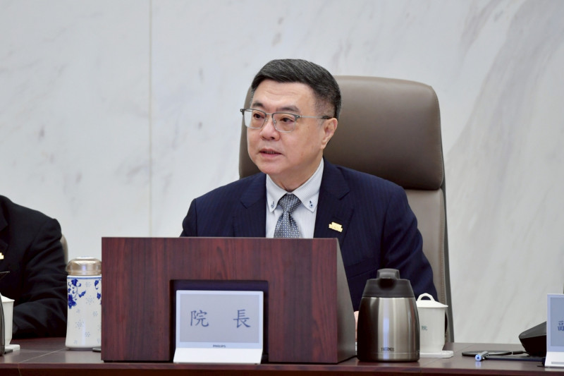 卓榮泰在行政院會指出，今天正逢五一勞動節，他與各院會首長透過院會代表政府，向廣大的勞工夥伴們致上政府及人民最高的敬意與感謝。（行政院提供）