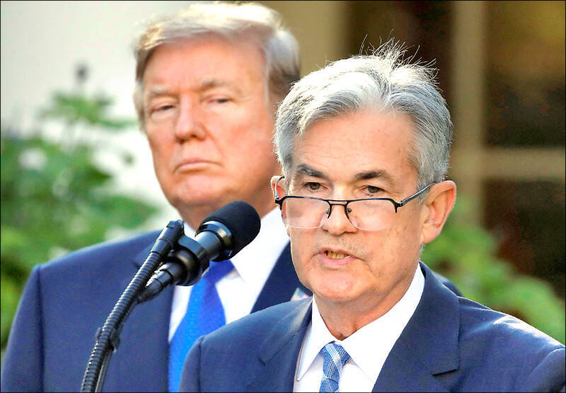 美國總統川普（Donald Trump）抨擊美國聯準會（Fed）主席鮑爾（Jerome Powell）不稱職，聲稱自己比鮑爾更懂利率。（路透）