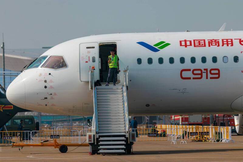 中國商飛所製造的C919客機，不僅高度依賴美歐零組件，想取得歐盟適航證需要再等一段時間。（歐新社）