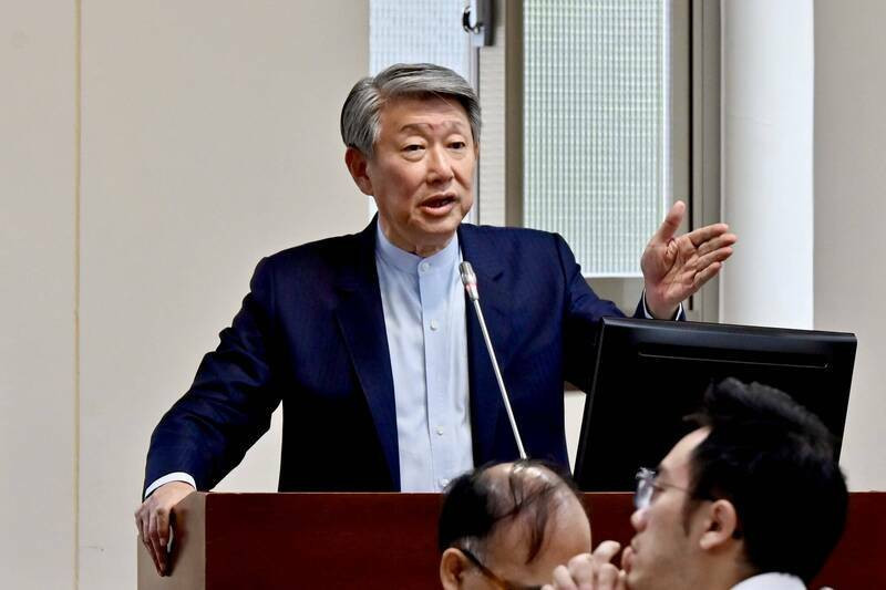 台電部分員工不滿錯誤能源政策造成虧損赴經濟部抗議，經長郭智輝昨在立法院回應，一句「看不下去可離開」又惹議。（記者叢昌瑾攝）