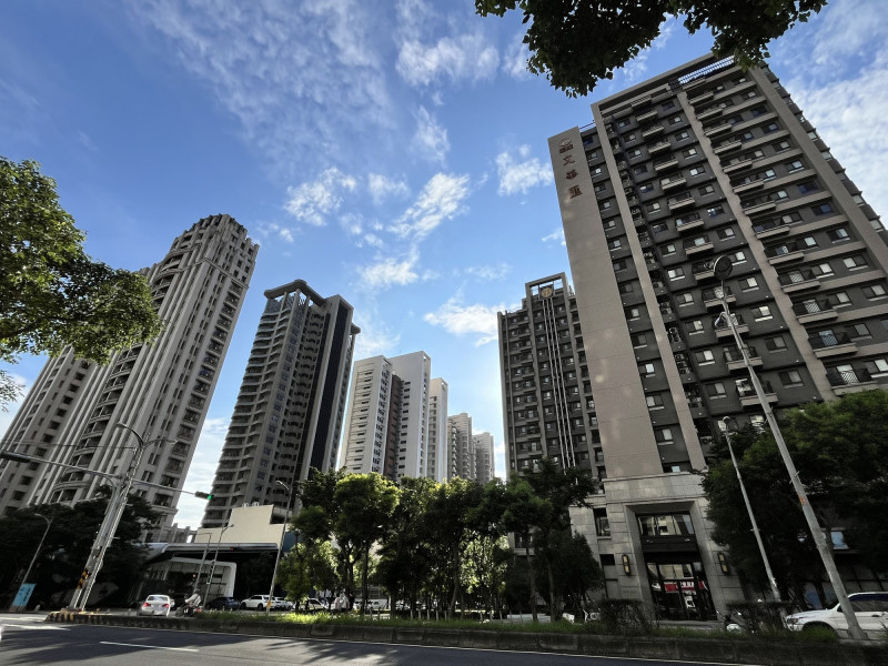房屋稅適用囤房2.0新制，新竹縣政府稅務局表示，財政部放寬申請期限：只要在6月2日前遷入，並向稅務局完成申報，仍可適用自住優惠稅率1.2%或1%。 （記者廖雪茹攝）