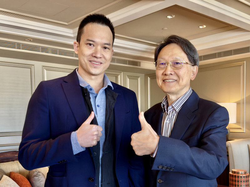 聚陽董事長周理平（右起），執行長周心鵬持續攜手客戶共創多贏局面。（資料照）