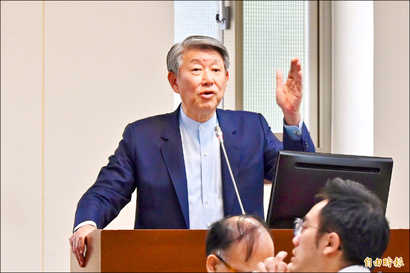 經濟部長郭智輝昨在立法院經濟委員會上就核電的核廢料處置、安全評比及民意支持度，與在野黨立委互有攻防交鋒。（記者叢昌瑾攝）