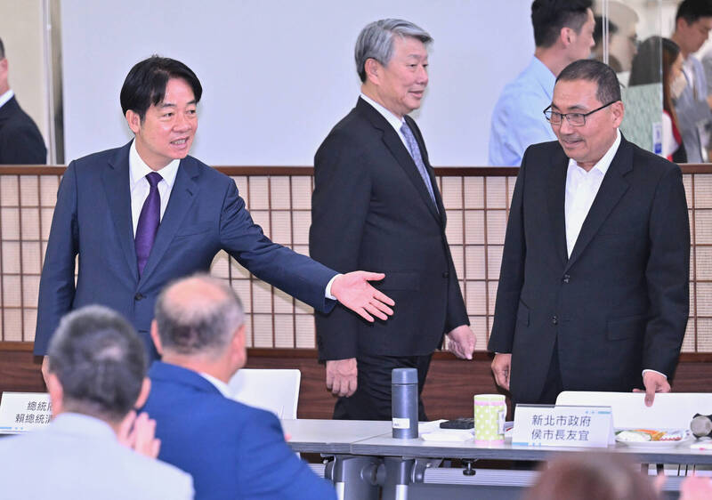 美國關稅政策衝擊產業與國際貿易秩序，總統賴清德（左）、新北市長侯友宜（右）及經濟部長郭智輝（中）等，2日前往經濟部新北產業園區服務中心與業者座談，傾聽業者心聲。（記者劉信德攝）
