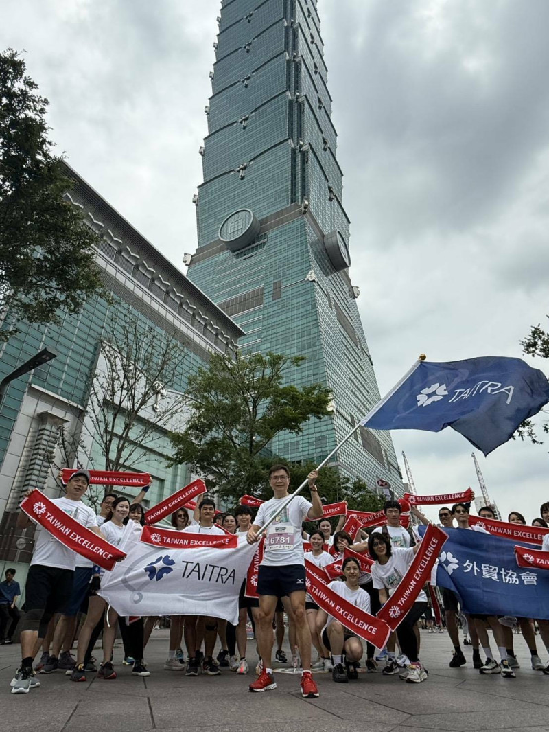 貿協組成TAI會爬和TRA咧等兩隊伍，挑戰全台最高樓。（貿協提供）
