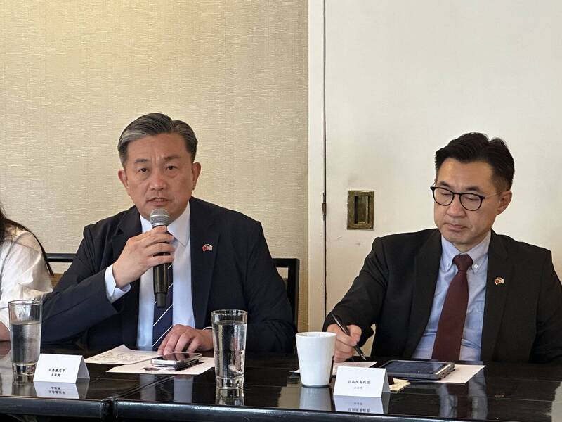 台灣跨黨派立委組團訪美，2日與媒體茶敘時表示，這趟行程「見到該見的人」。左為團長王定宇，右為立法院副院長江啟臣。（中央社）