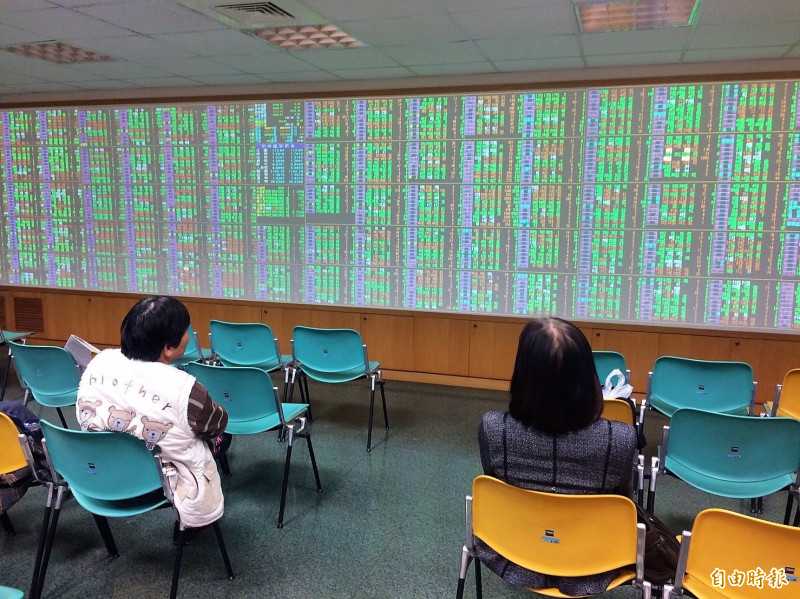 新台幣連續兩個交易日猛烈升值，金融業者憂心升值與關稅戰，直接重創獲利（記者王孟倫攝）