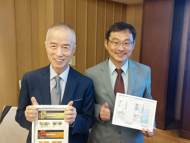 望隼首季EPS 3.32元，看好今年營收逐季成長。圖左為望隼董事長黃修權、圖右為總經理石安。（資料照）