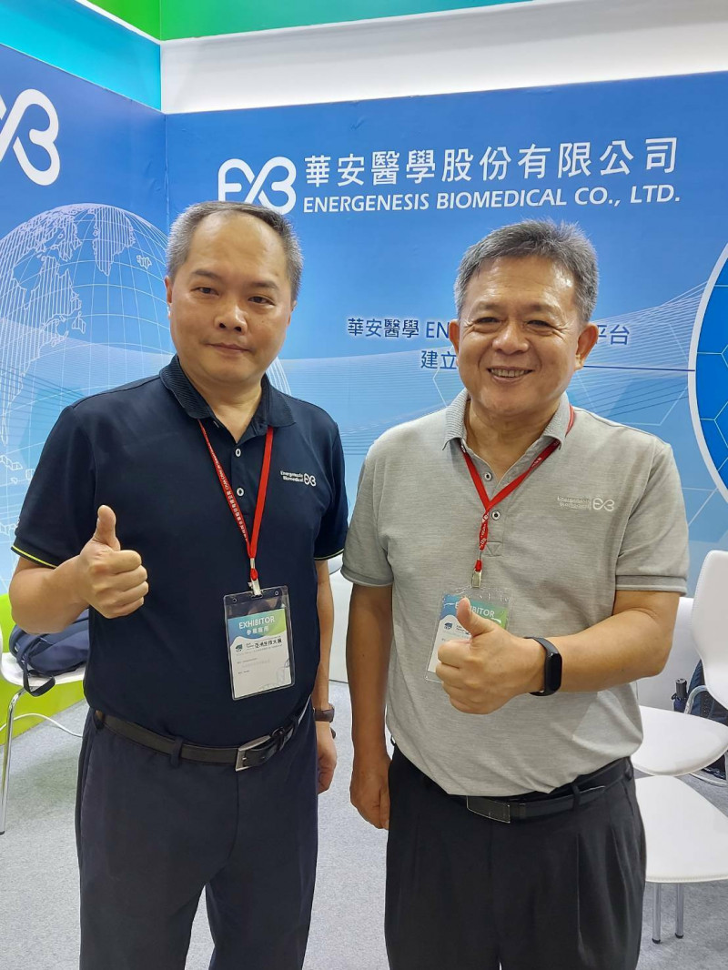 華安醫學巴金森氏症新藥，完成臨床一期試驗收案。圖右為華安董事長邱壬乙、左為總經理陳翰民。（資料照）