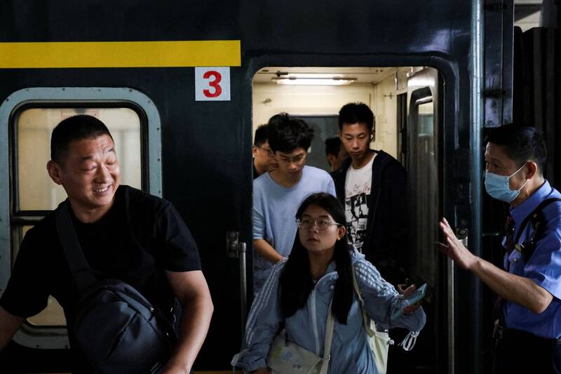 在「五一」黃金周假期中，中國各大官媒密集發布旅遊數據，試圖描繪出「熱鬧繁榮」的消費景象。然而，真實經濟狀況卻難以掩蓋。（資料照，路透）