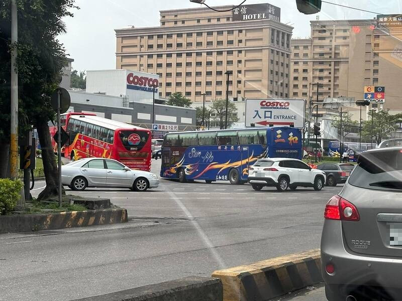 網友拍下汐止好市多有多輛遊覽車駛入。（圖擷取自 臉書）