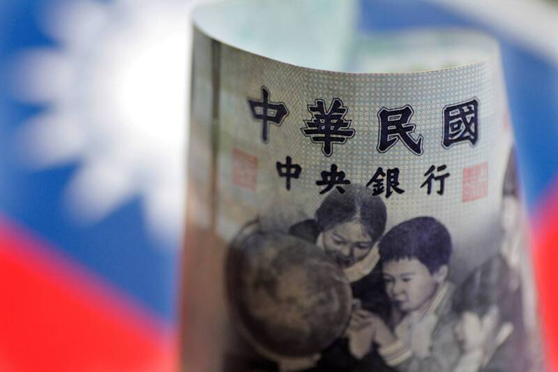 美媒指出，新台幣兌美元升值10%或將影響PC及零件價格。（路透）