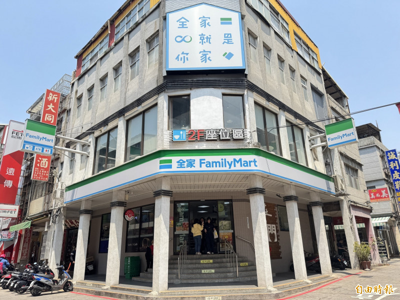 全家便利商店今天公佈第一季合併營收252.8億元，年增1.64％；稅後淨利為4.18億元，年增60.07%，每股盈餘1.87元，較去年同期增加0.7元。（記者楊雅民攝）