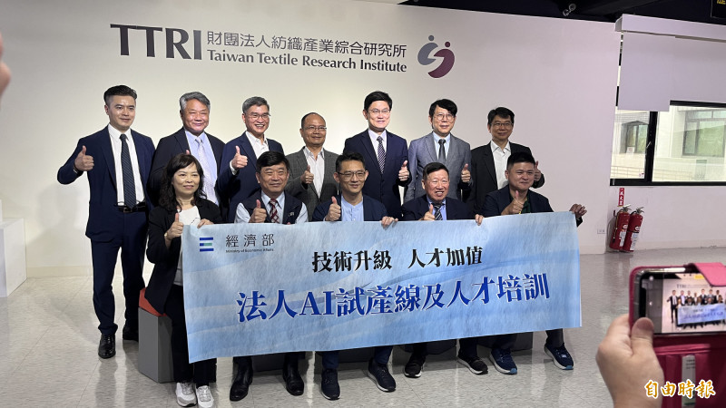 經濟部責請產業技術研發的法人機構，開放50條最先進設備的AI試製線，協助傳產升級。（記者廖家寧攝）