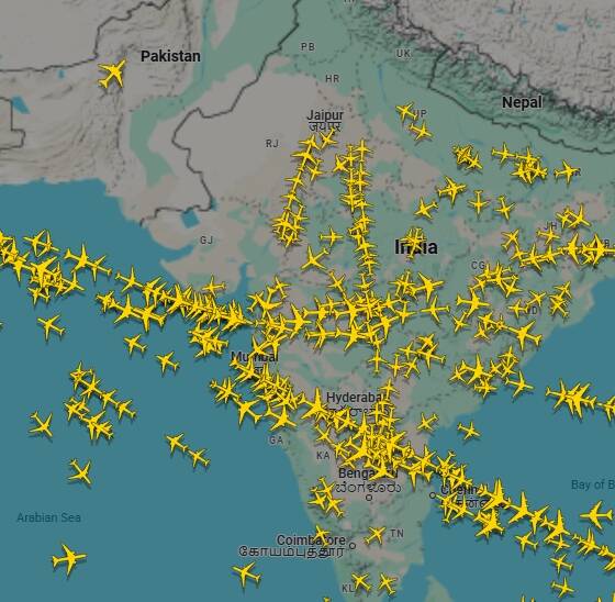 巴基斯坦宣布關閉領空48小時，印度北部多個機場關閉，讓全球航空班機大亂（圖翻攝自flightradar24）