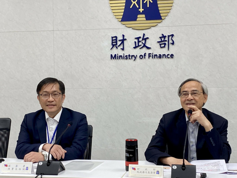 財政部次長阮清華（右）表示，若要透過發債成立主權基金，一定要立法，且要充分討論及取得共識。（資料照）