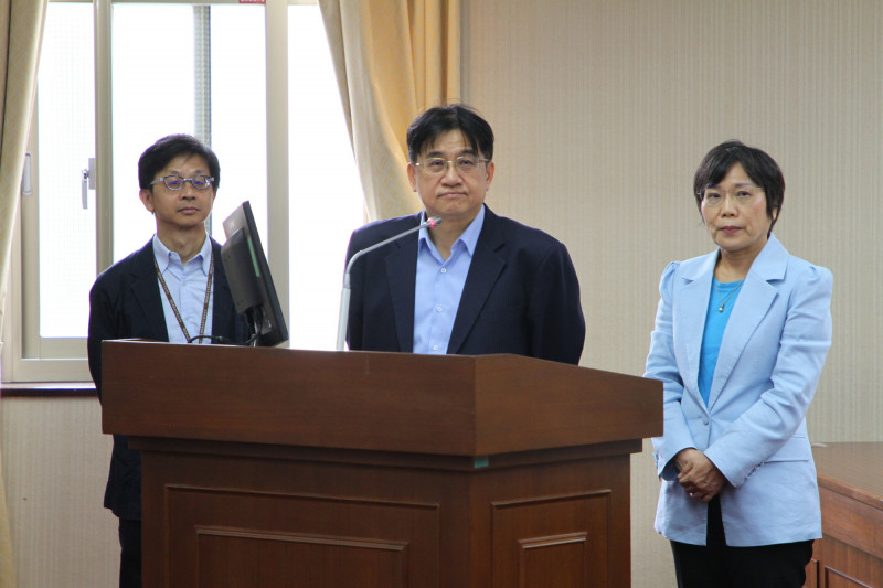 立法院內政委員會針對「都更條例」中協議合建部分要建立定型化契約要求內政部部長劉世芳（右）、國土署署長吳欣修（中）進行專案報告，（記者徐義平攝）
