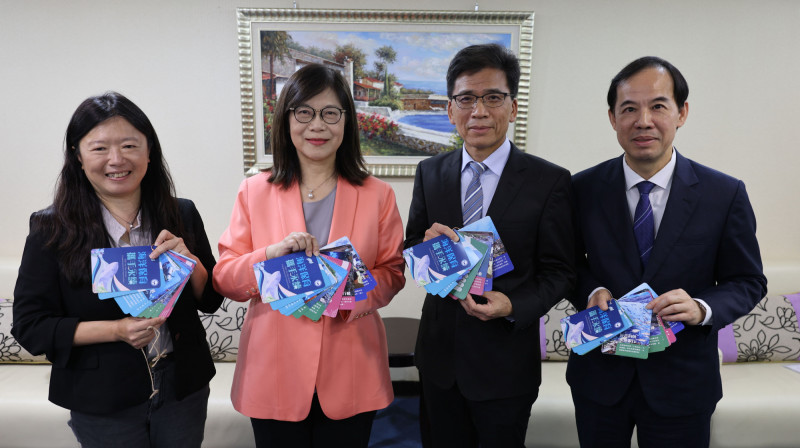 金管會與海委會共推藍海ESG行動 （左起海保署署長陸曉筠、海委會主委管碧玲、金管會主委彭金隆、證期局局長張振山）（圖為金管會提供）