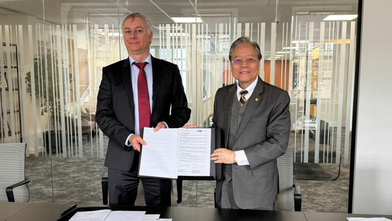 金融研訓院與英國特許銀行家學院（CBI）7日在愛丁堡簽署合作備忘錄。左為英國特許銀行家學院常務董事Giles Cuthbert，右為金融研訓院董事長雷仲達。（圖由金研院提供）