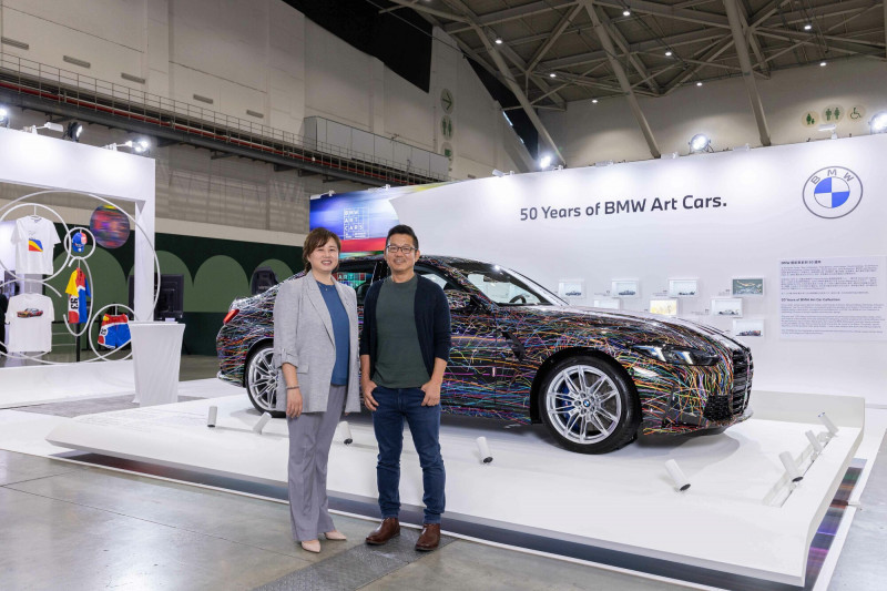 BMW 總代理汎德企業總經理李昀潔（左）與台灣當代藝術家翁明哲（右）合影。（汎德提供）
